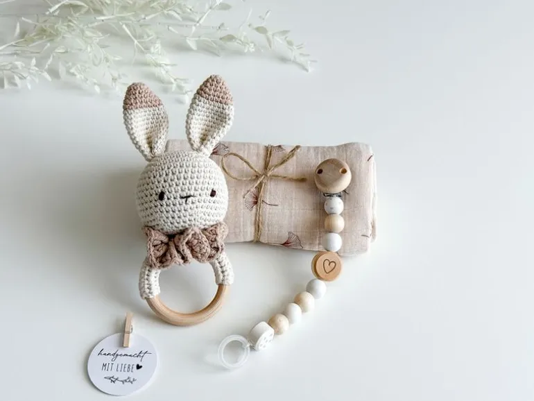 Welcomebabybox Baby-Geschenkset Leni Body & Rasselhase