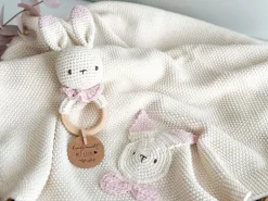 Welcomebabybox Geschenkset Meli – Decke & Rasselhase