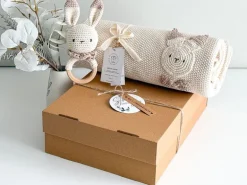 Welcomebabybox Geschenkset Nio – Decke & Rasselhase