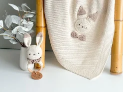 Welcomebabybox Geschenkset Nio – Decke & Rasselhase