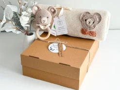 Welcomebabybox Geschenkset Lino – Decke & Rasselbär