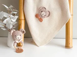 Welcomebabybox Geschenkset Lino – Decke & Rasselbär